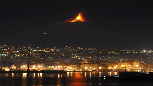 Erupcija Etne snimljena s mora u blizini Katanije - Sputnik Srbija