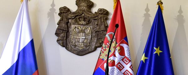 Zastave Srbije, Rusije I EU - Sputnik Srbija