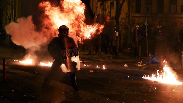 Sukob demonstranata i policije u Atini na protestu povodom godišnjice ubistva tinejdžera - Sputnik Srbija
