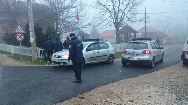 U Goraždevcu je danas pucano na nekoliko kuća, vozila i spomenik - Sputnik Srbija