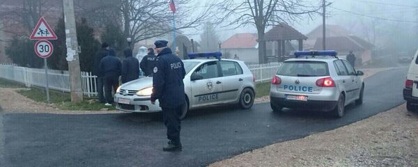 У Гораждевцу је данас пуцано на неколико кућа, возила и споменик - Sputnik Србија