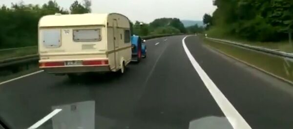 Tractor overtakes the car at 100 km/h - Sputnik Србија