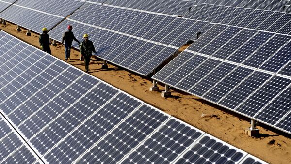 Radnici proveravaju solarne ploče u Julinu na severozapadu Kine - Sputnik Srbija