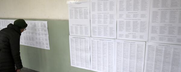 Žena traži svoje ime na biračkom spisku Žena traži svoje ime na biračkom spisku - Sputnik Srbija