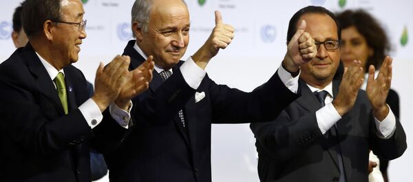 Генерални секретар Уједињених нација Бан Ки Мун, министар спољних послова Француске Лоран Фабијус и француски председник Франсоа Оланд аплаудирају након усвајања споразума о ограничавању глобалног загревања Генерални секретар Уједињених нација Бан Ки Мун, министар спољних послова Француске Лоран Фабијус и француски председник Франсоа Оланд аплаудирају након усвајања споразума о ограничавању глобалног загревања - Sputnik Србија