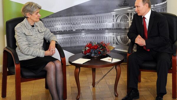 Генерална директорка Унеска Ирина Бокова и председник Русије Владимир Путин - Sputnik Србија