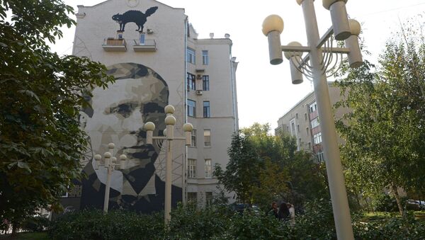 Портрет Михаила Булгакова  на згради у Москви - Sputnik Србија