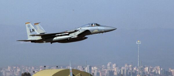 Амерички борбени авион Ф-15 полеће из војне базе у Турској Амерички борбени авион Ф-15 полеће из војне базе у Турској - Sputnik Србија