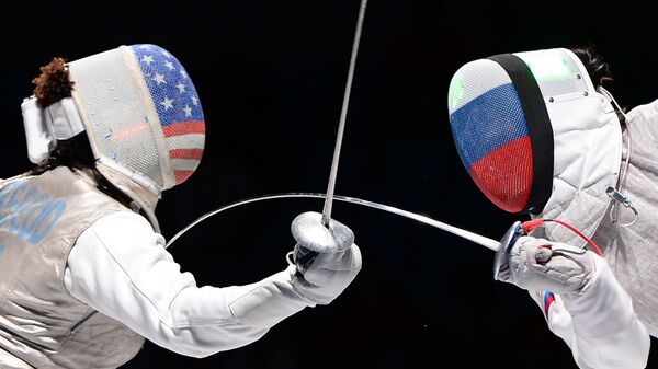 Nzinga Preskod iz SAD i Ruskinja Aida Šanajeva tokom polufinala u ženskoj kategoriji na Svetskom prvenstvu u mačevanju u Moskvi. - Sputnik Srbija