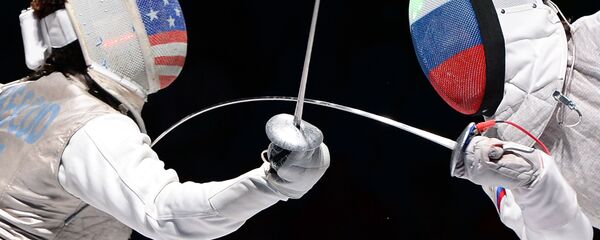 Nzinga Preskod iz SAD i Ruskinja Aida Šanajeva tokom polufinala u ženskoj kategoriji na Svetskom prvenstvu u mačevanju u Moskvi. - Sputnik Srbija