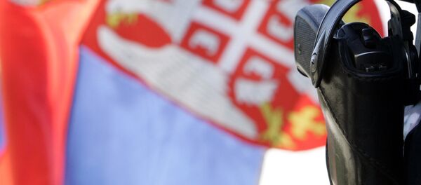 Пиштољ и српска застава Пиштољ и српска застава - Sputnik Србија