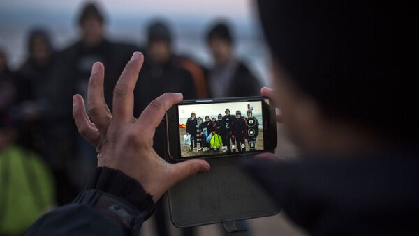 Migranti se slikaju po dolasku na grčku obalu - Sputnik Srbija
