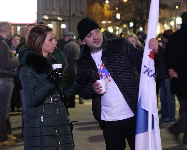 Присталице СНС пред почетак митинга у Новом Саду Присталице СНС пред почетак митинга у Новом Саду - Sputnik Србија
