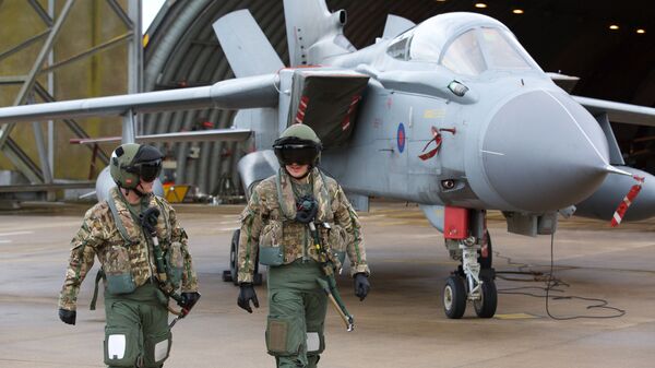 Piloti ispred britanskog aviona Tornado GR4  - Sputnik Srbija