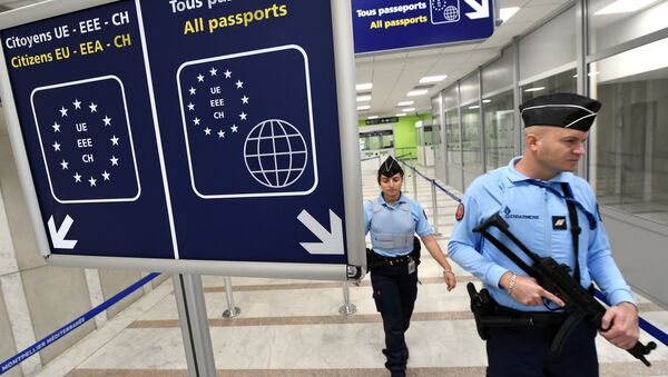 Француски полицајци патролирају аеродромом у Монпељеу - Sputnik Србија