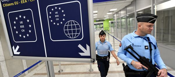 Francuski policajci patroliraju aerodromom u Monpeljeu - Sputnik Srbija