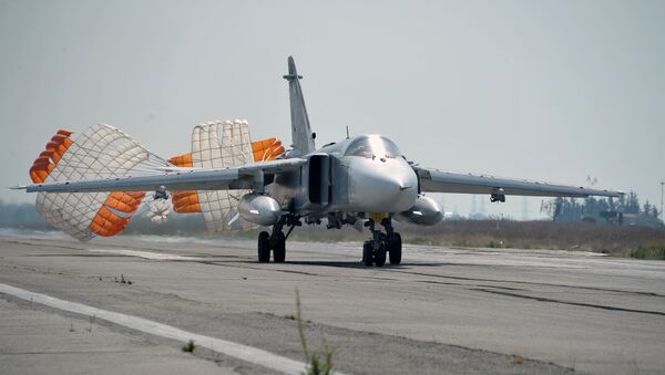 Руски војни авион Су-24 на војној бази Хмејмим у Сирији - Sputnik Србија