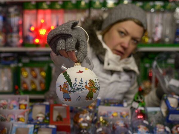 Продаја сувенира на Божићном сајму у близини историјског музеја на Црвеном тргу у Москви. - Sputnik Србија