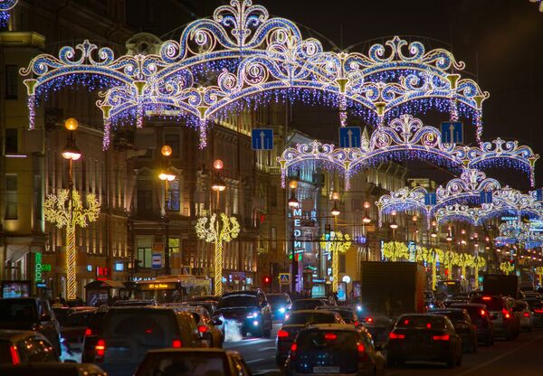 Новогодишња декорација на булевару Неве у Санкт Петербургу - Sputnik Србија