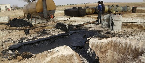 Бомбардовање нафтних складишта у Сирији - Sputnik Србија