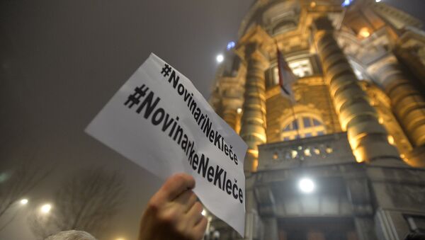 Протест новинара испред Владе Србије #NovinariNeKleče - Sputnik Србија