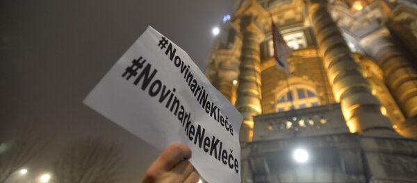 Protest novinara ispred Vlade Srbije #NovinariNeKleče - Sputnik Srbija