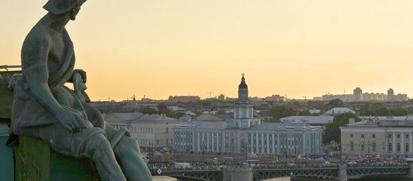 Поглед на први руски музеј Кунтскамеру са позиције Ермитажа Поглед на први руски музеј Кунтскамеру са позиције Ермитажа - Sputnik Србија