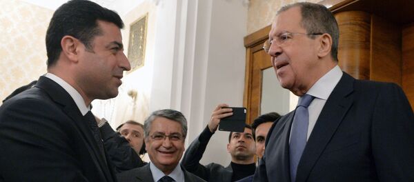 Šef ruske diplomatije Sergej Lavrov sa potpredsednikom Partije mira i demokratije Turske Saladina Demirtašem - Sputnik Srbija