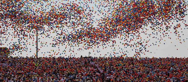 Balloons are released as a crowd looks up during a military parade over Tiananmen Square in Beijing on September 3, 2015, to mark the 70th anniversary of victory over Japan and the end of World War II - Sputnik Srbija