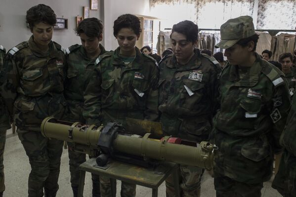 Лавице националне одбране — женски батаљон сиријске војске - Sputnik Србија
