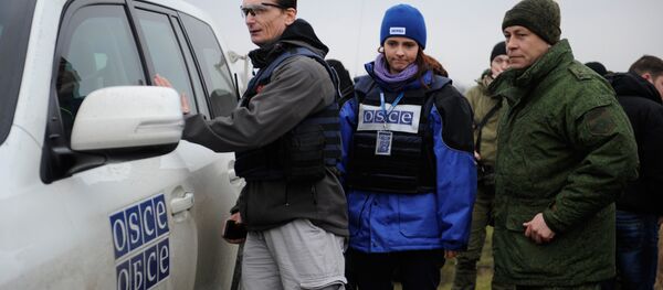 Заменик начелника штаба устаника Доњецке Народне Републике (ДНР) Едуард Басурин и представници ОЕБС-а - Sputnik Србија