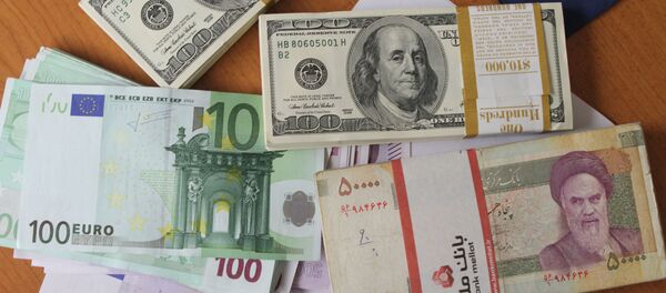 Evro, američki dolar i iranski rial novčanice Evro, američki dolar i iranski rial novčanice - Sputnik Srbija