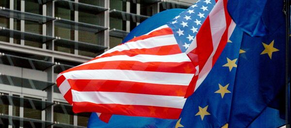 САД и европске заставе лебде испред седишта Европске комисије у Бриселу - Sputnik Србија