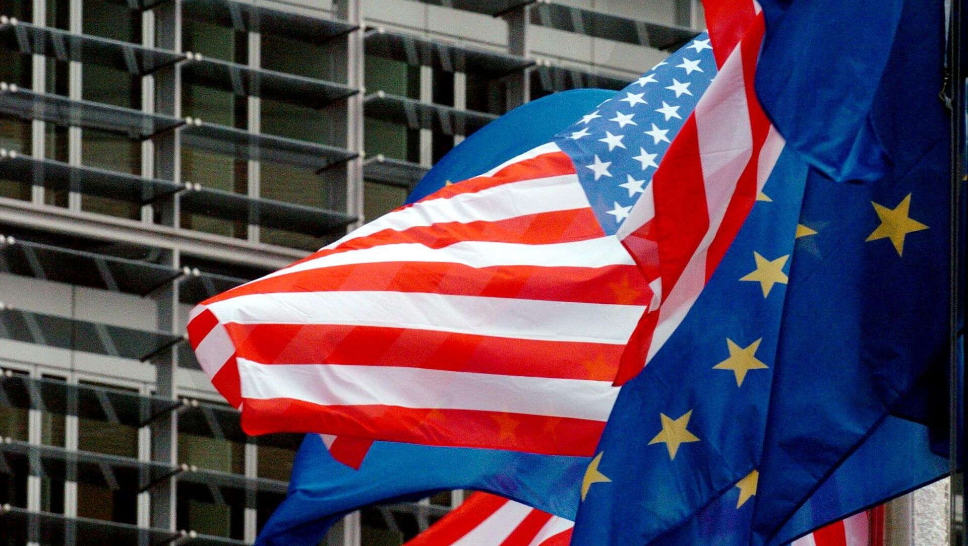 САД и европске заставе лебде испред седишта Европске комисије у Бриселу  - Sputnik Србија, 1920, 25.05.2021