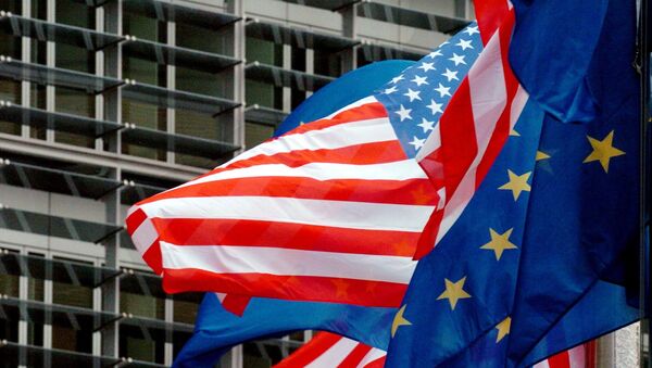 SAD i evropske zastave lebde ispred sedišta Evropske komisije u Briselu - Sputnik Srbija
