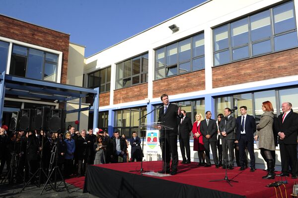 ОШ Растко Немањић Сава, плоча са овим натписом дочекала је донаторе на свечаном отварању. Да ли ће остати на улазу у школу? - Sputnik Србија