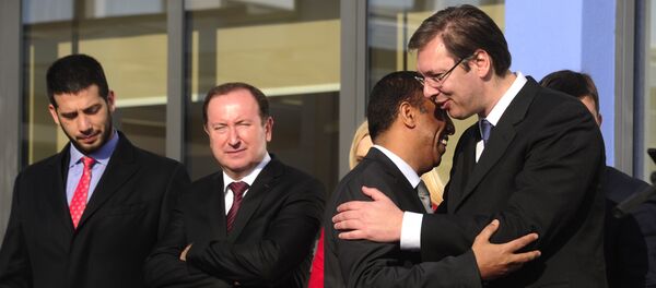 Премијер Александар Вучић поздравља се са амбасадором Уједињених Арапских Емирата (УАЕ), Ђумом Рашидом Сејфом Заједом ел Дахеријем на отварању објекта новосаграђане Основне сколе Растко Немањић Свети Сава у Новом Пазару - Sputnik Србија