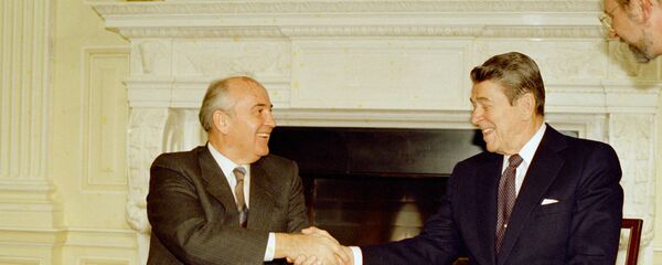 Sovjetski lider Mihail Gorbačov i predsednik SAD Ronald Regan - Sputnik Srbija
