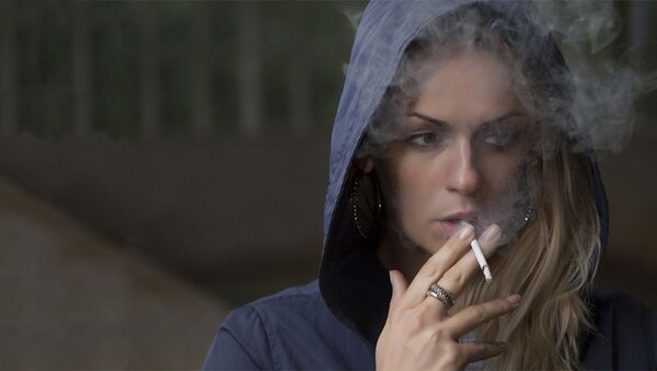Жена са цигаретом - Sputnik Србија