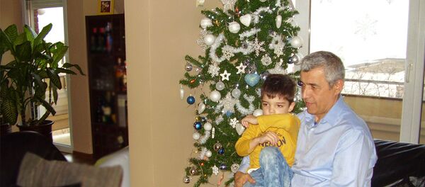 Оливер Ивановић  са својим сином - Sputnik Србија