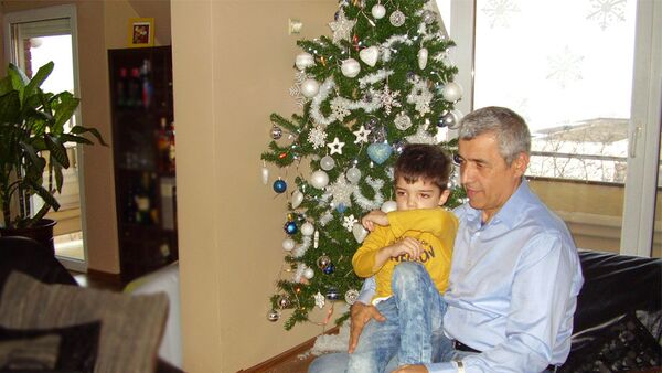 Оливер Ивановић  са својим сином - Sputnik Србија