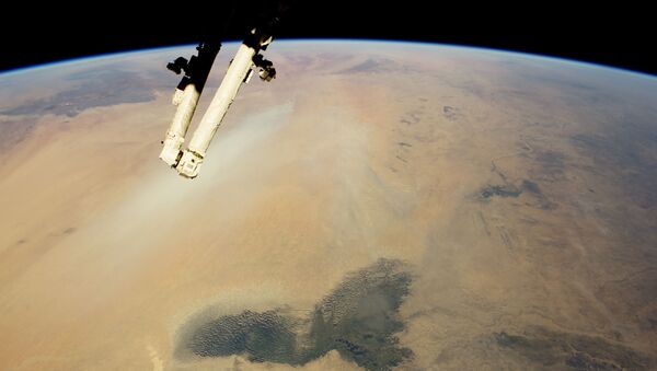 Озеро Чад и шлейфы пыли, пустыня Сахара в Африке - Sputnik Србија