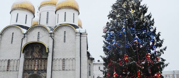 Кремаљска лепотица поставља се на главном тргу и она је главна јелка у Русији. - Sputnik Србија