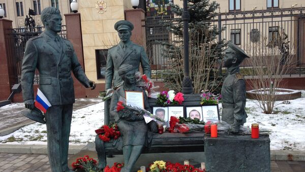 Положено цвеће Александру Позиничу и Олегу Пешковом ,руским пилотима који су настрадали од турског ловца, приликом војне интервенције у Сирији - Sputnik Србија