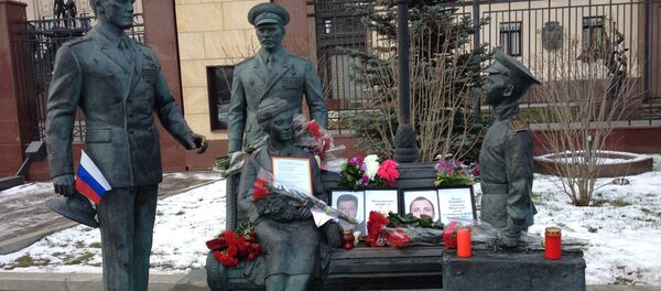Положено цвеће Александру Позиничу и Олегу Пешковом ,руским пилотима који су настрадали од турског ловца, приликом војне интервенције у Сирији - Sputnik Србија