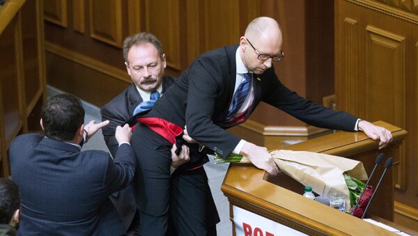 Oleg Barna iznosi premijera Arsenija Jacenjuka pošto mu je poklonio buket ruža tokom sednice parlamenta u Kijevu - Sputnik Srbija