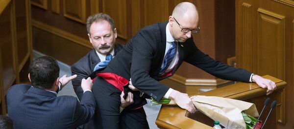 Олег Барна износи премијера Арсенија Јацењука пошто му је поклонио букет ружа током седнице парламента у Кијеву - Sputnik Србија