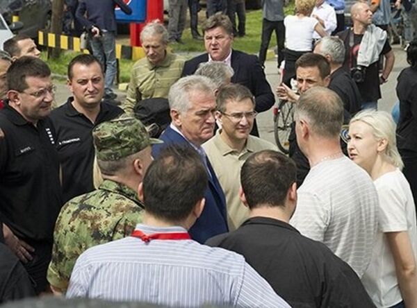 Upoznavanje predsednika i ministra policije sa stanjem u Obrenovcu tokom velike poplave u maju 2014. godine. Upoznavanje predsednika i ministra policije sa stanjem u Obrenovcu tokom velike poplave u maju 2014. godine. - Sputnik Srbija
