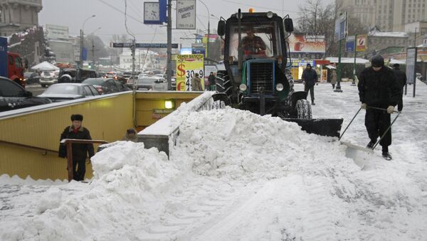 Mašinerija rasklanja sneg u Moskvi - Sputnik Srbija