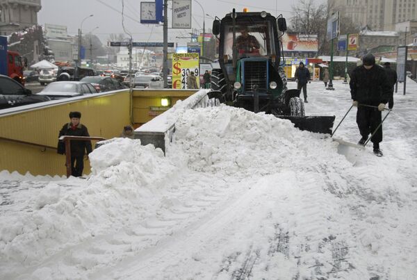 Mašinerija rasklanja sneg u Moskvi - Sputnik Srbija